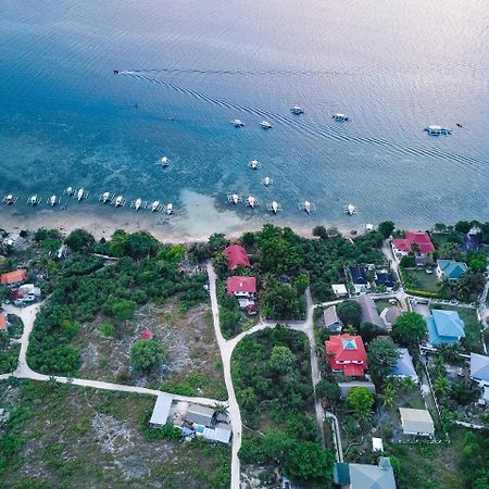 Titanic'S Nipa Hut Hostel Moalboal Buitenkant foto