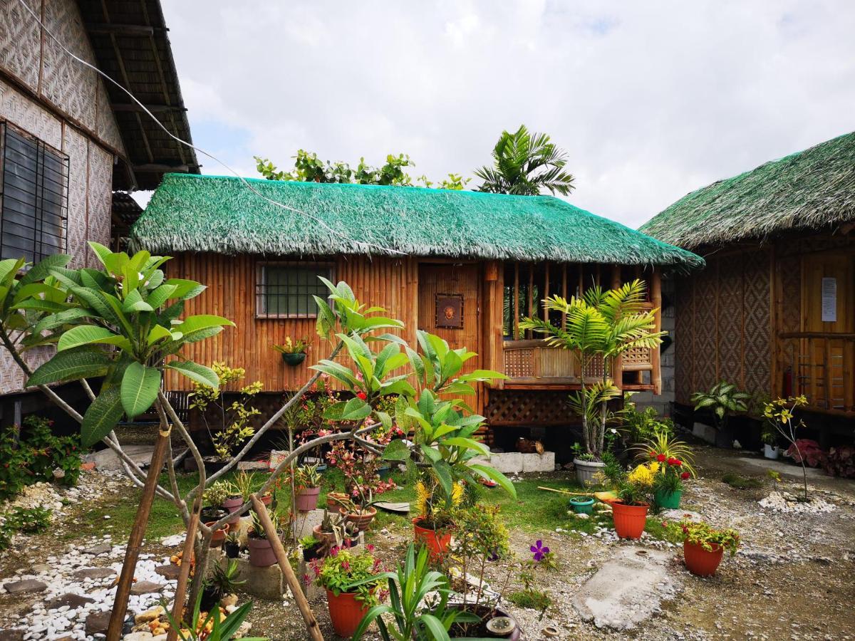 Titanic'S Nipa Hut Hostel Moalboal Buitenkant foto