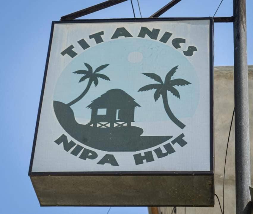 Titanic'S Nipa Hut Hostel Moalboal Buitenkant foto