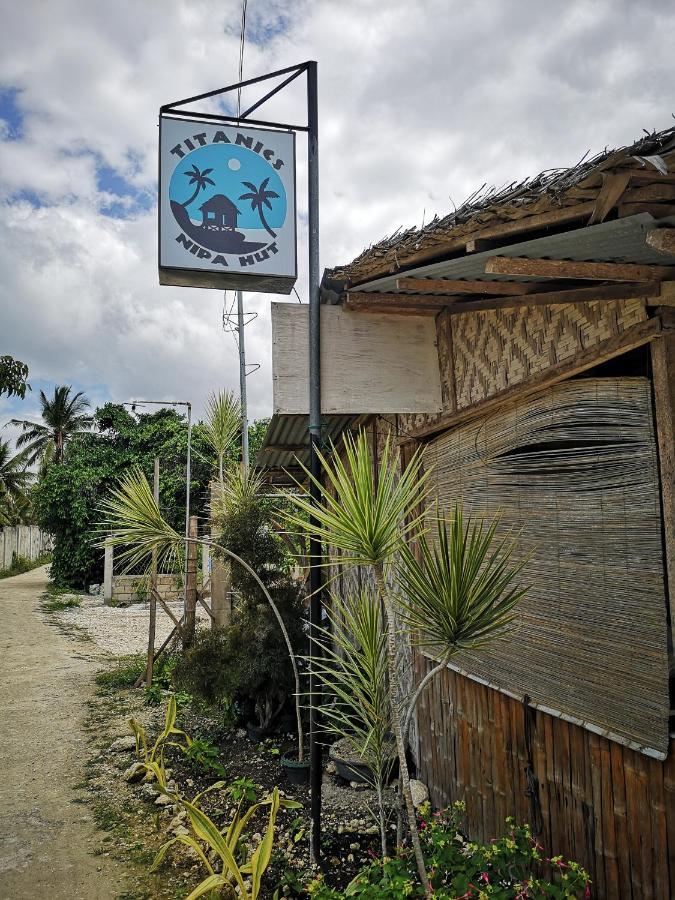 Titanic'S Nipa Hut Hostel Moalboal Buitenkant foto